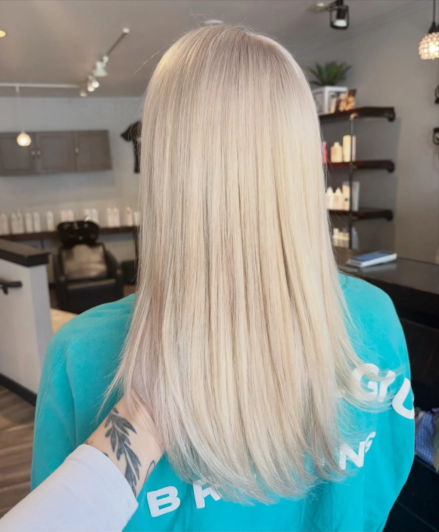 Jess H. crafted this gorgeous icy blonde look! 🤍 This service included a full highlight, high lift root color, and precision toning. 🤩