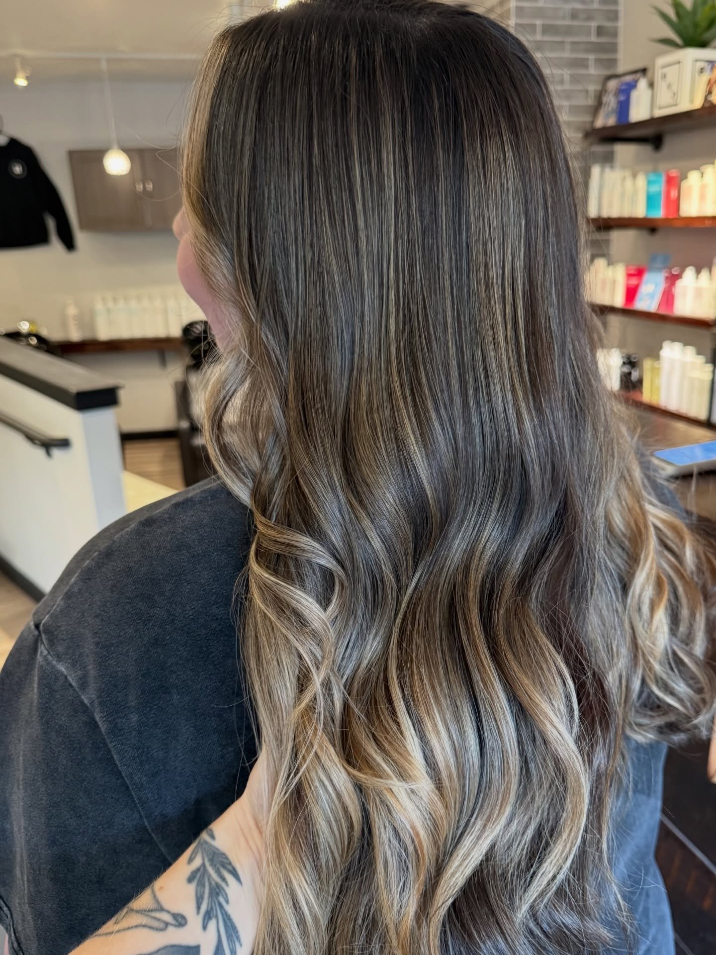 Hello gorgeous! 🤩 Teasy lights create a low maintenance, soft, and sun-kissed color offering a more natural look without a harsh grow out. Hair by Jess H. ✨