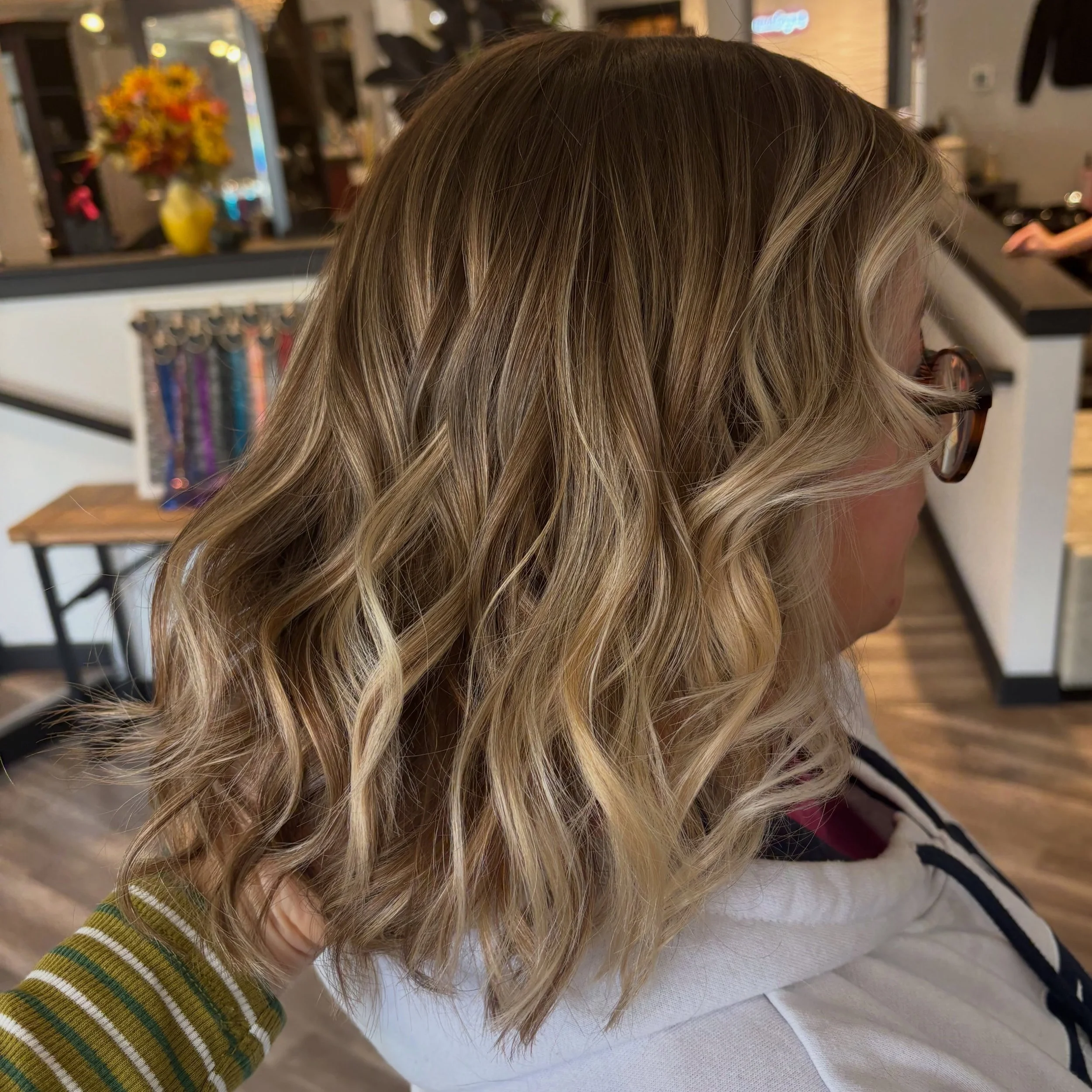 Dimension that does the work for you. ✨

Bright where it matters, depth where it counts, and a soft blend designed to grow out beautifully. Long- lasting color never looked so good! 🌟

Dimensional color by Jess H. 🤍