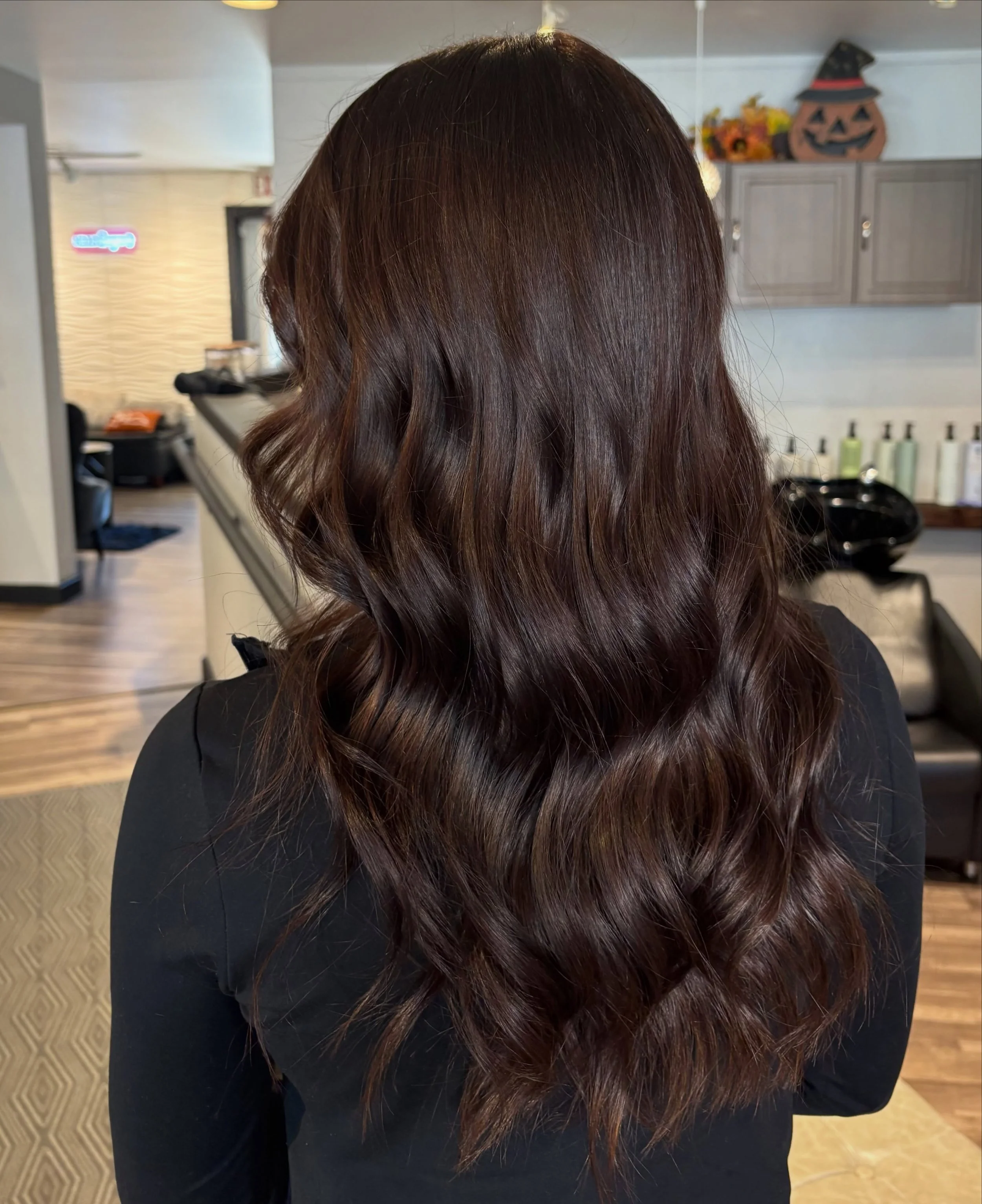 Plot twist: dimensional doesn&rsquo;t have to mean blonde. 🤎

Jess H. took her guest from summer to fall with this stunning makeover.🍂 This rich, glossy brunette has just enough dimension to keep it interesting and gorgeous! 🤎

Depth. Shine. Dimen