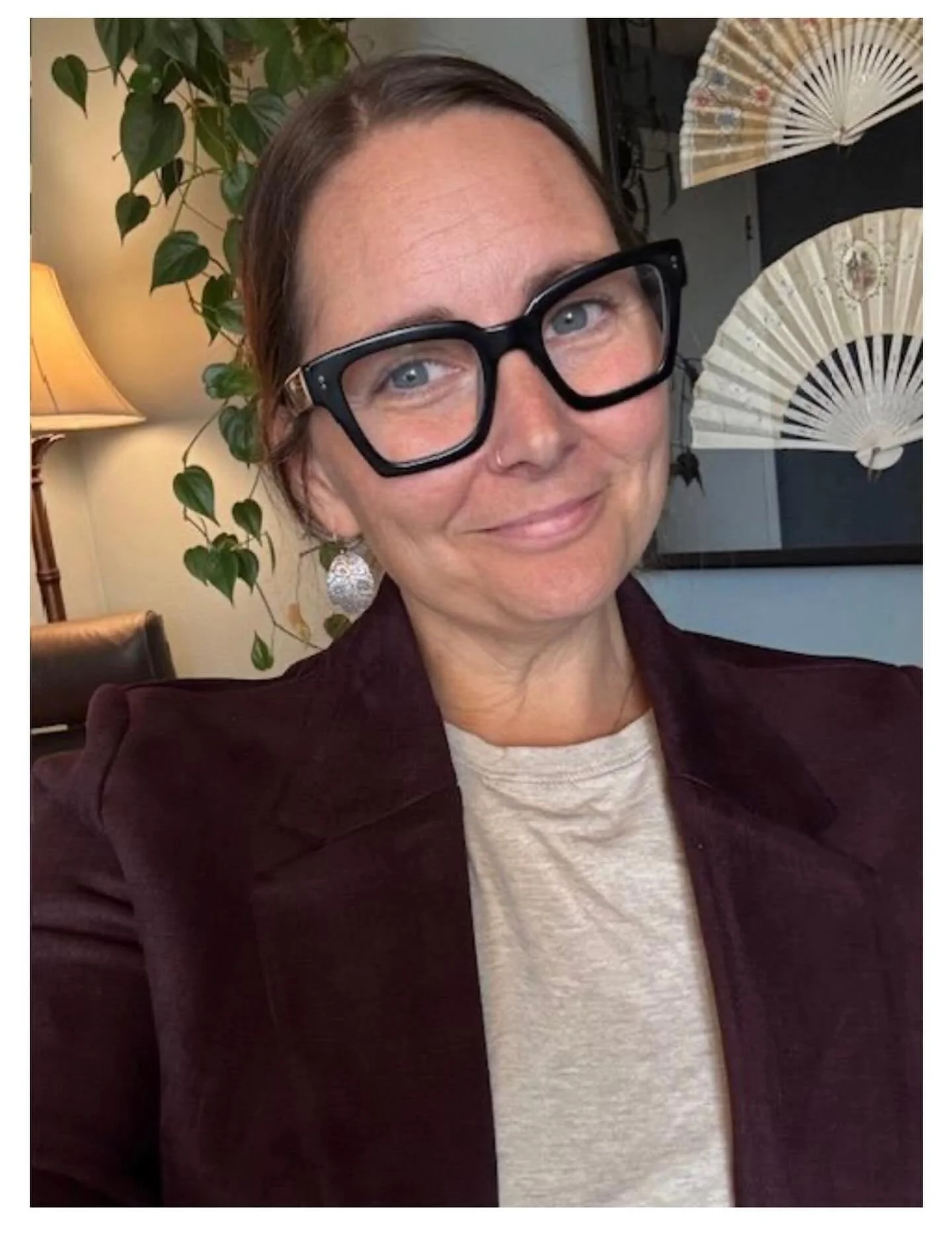 Ladies, can we talk about &ldquo;we&rdquo;?
🚨 I&rsquo;m seeing a BIG trend.

When I sit down with women to build their resumes and LinkedIn profiles, I notice something almost every time.

They describe their work like this:
&ldquo;We developed the 