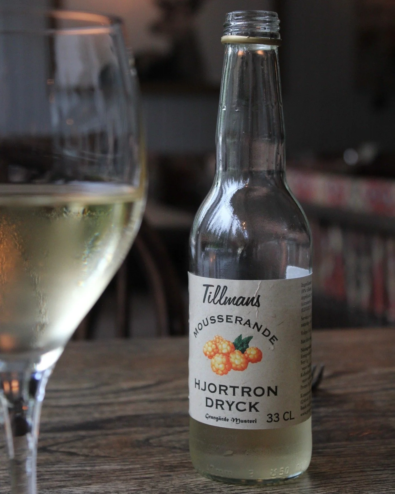 Hjortrondryck, en av alla de smarriga lokala dryckerna vi har i v&aring;r bar. 🥰
Vi vill g&auml;rna visa Dalarnas smaker och ut&ouml;ver hjortrondrycken har vi flera alkoholfria bubbliga och stilla alternativ s&aring; som bl&aring;b&auml;rsdryck (ba