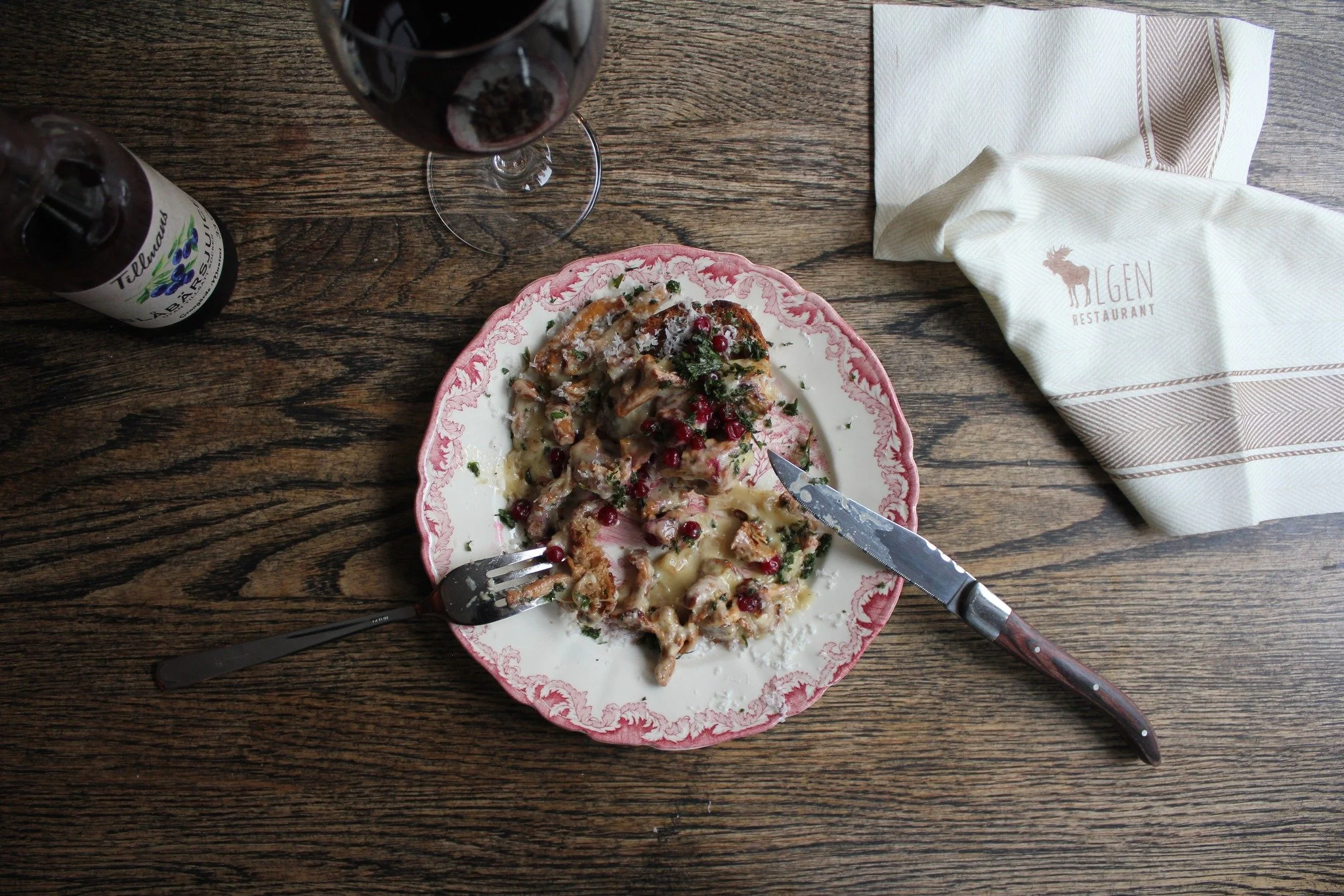 Sm&ouml;rstekta kantareller fr&aring;n Dalarna serveras p&aring; r&aring;glevain, toppad med lingon fr&aring;n S&auml;len och riven Wr&aring;ngeb&auml;cksost. Det &auml;r h&ouml;st p&aring; Restaurang Elgen p&aring; Olarsg&aring;rden det! 🍂🍽

#Tast