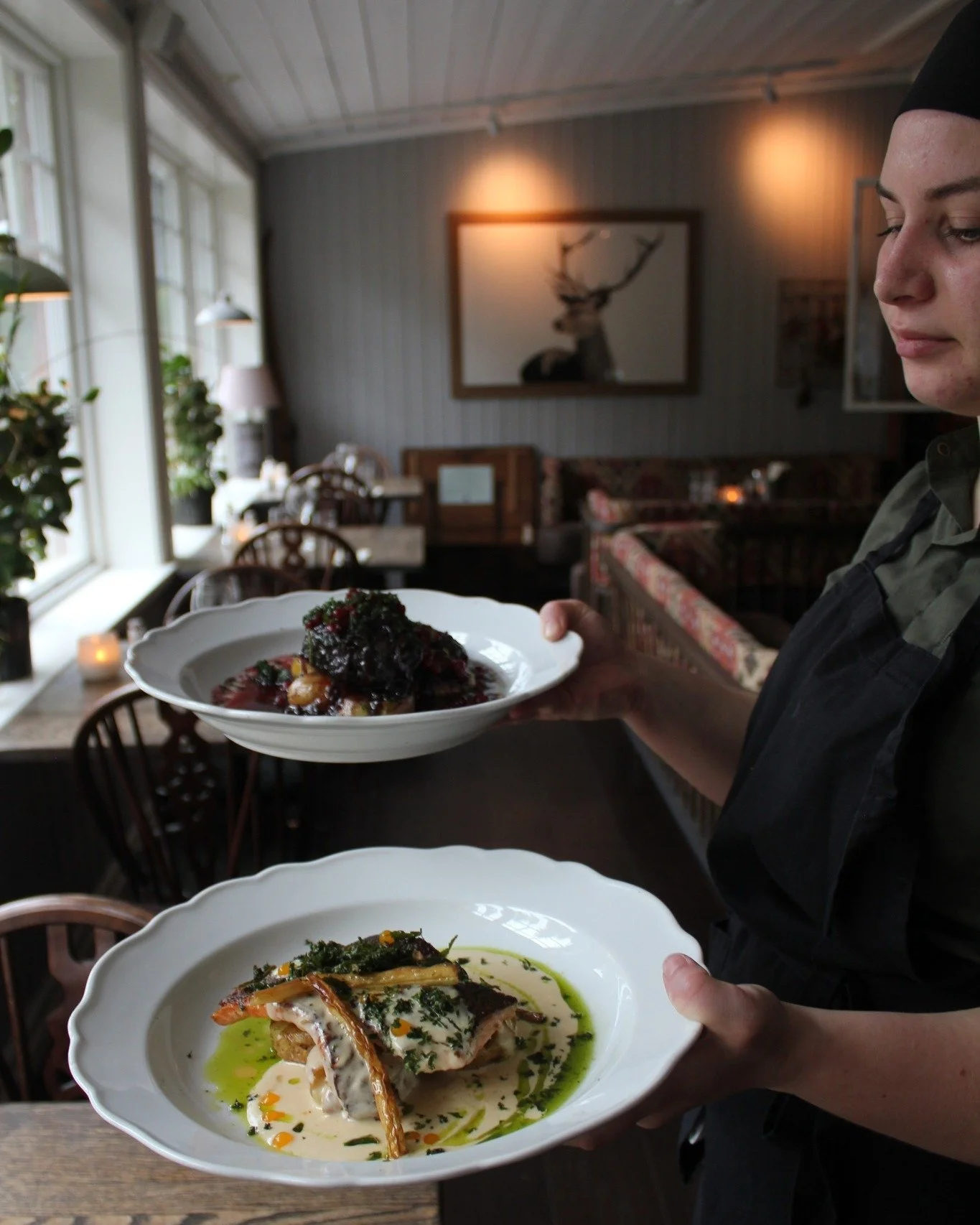 Under h&ouml;sten har vi &auml;ran att f&aring; ha tv&aring; praktikanter hos oss som just nu utbildar sig p&aring;
Restaurang- och livsmedelsprogrammet p&aring; Karlfeldtgymnasiet. Ebba och Johannes &auml;r ett h&auml;rligt tillskott i k&ouml;ket oc