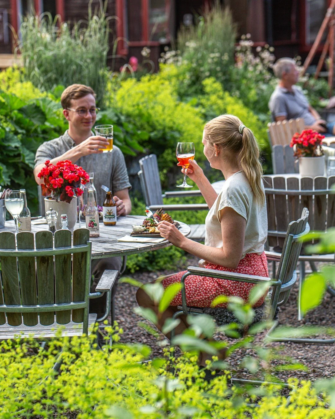 L&aring;nga sommarkv&auml;llar, doften av grill och god mat i tr&auml;dg&aring;rden.
Nu &auml;r sommaren &auml;ntligen h&auml;r!

🌿 M&aring;ndag 6/7 serverar vi &aring;rets f&ouml;rsta Sommarplanka &ndash; v&aring;r klassiska plankstek i somrig tapp
