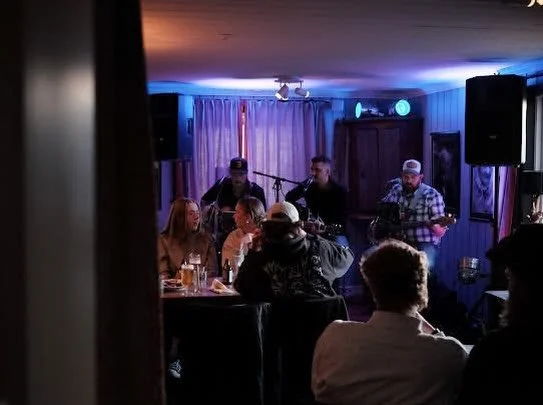 Countrykv&auml;ll 22 Maj🤠
Northpaw, det lokala v&auml;lklingande bandet fr&aring;n Lima g&auml;star oss och spelar countryl&aring;tar p&aring; Olarsg&aring;rden✨
Countrybuff&eacute; st&aring;r redo fr&aring;n kl 17.00 f&ouml;r den som vill boka en h