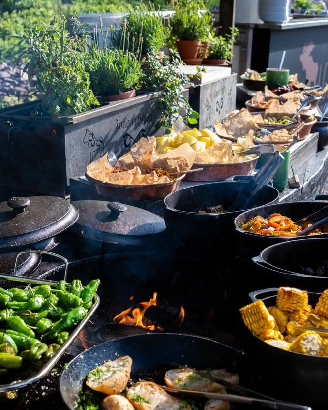 🇸🇪 🔥 Vad serveras p&aring; v&aring;r Grillkv&auml;ll?

P&aring; v&aring;r grillbuff&eacute; hittar du ett urval av s&auml;songens b&auml;sta r&aring;varor &ndash; grillat k&ouml;tt, korv, kyckling, svamp och svenska gr&ouml;nsaker tillsammans med 