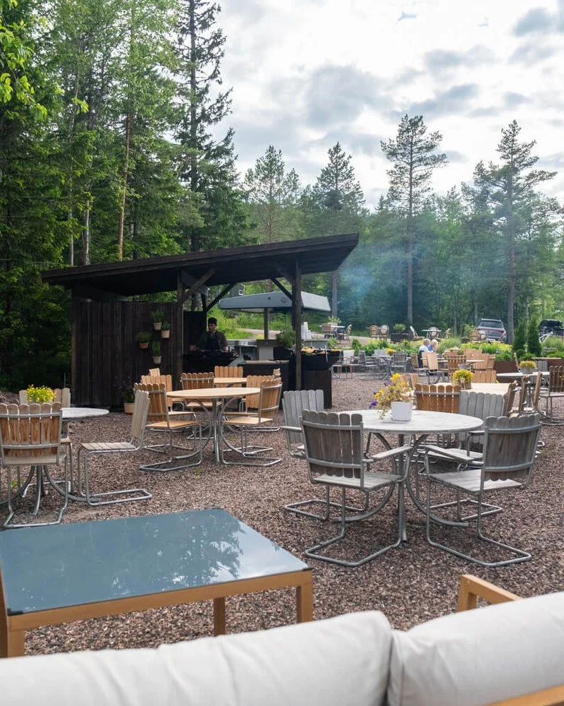 🇸🇪 Vi har lagt mycket k&auml;rlek p&aring; att skapa en &auml;nnu h&auml;rligare plats att njuta av god mat och l&aring;nga sommarkv&auml;llar tillsammans. Nya bord, sk&ouml;na soffor, utebar och nytt hus f&ouml;r grillen och buff&eacute;n.

Vad ty