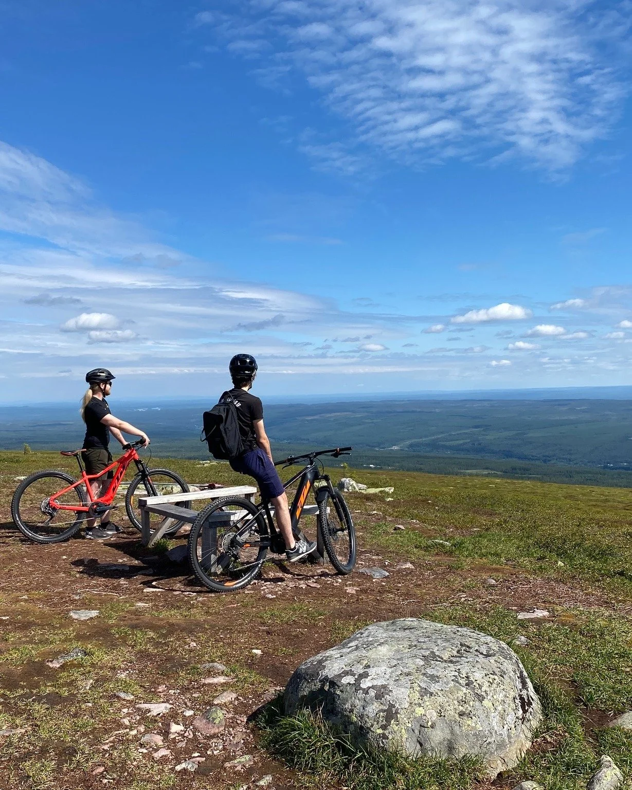 🇸🇪 Veckans fj&auml;lltips 🚵 Ta liften upp till toppen av Lindvallen och ge dig ut p&aring; en av v&aring;ra favoritcykelturer.

F&ouml;lj leden mot Stensj&ouml;n och forts&auml;tt vidare &ouml;ver sp&aring;ngarna mot Hemfj&auml;llsstugan &ndash; e