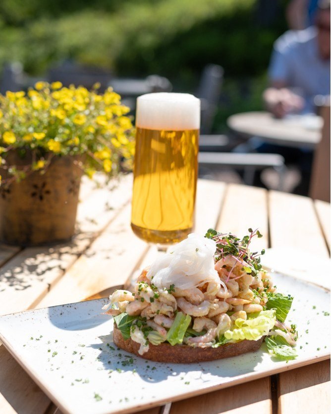 Efter en f&ouml;rmiddag p&aring; vandringsleden, cykeln eller jobbet v&auml;ntar en v&auml;llagad lunch hos oss p&aring; Restaurang Elgen.

Varje dag dukar vi upp en lunchbuff&eacute; med dagens husman, dagens fisk, salladsbuff&eacute;, nybakat br&ou