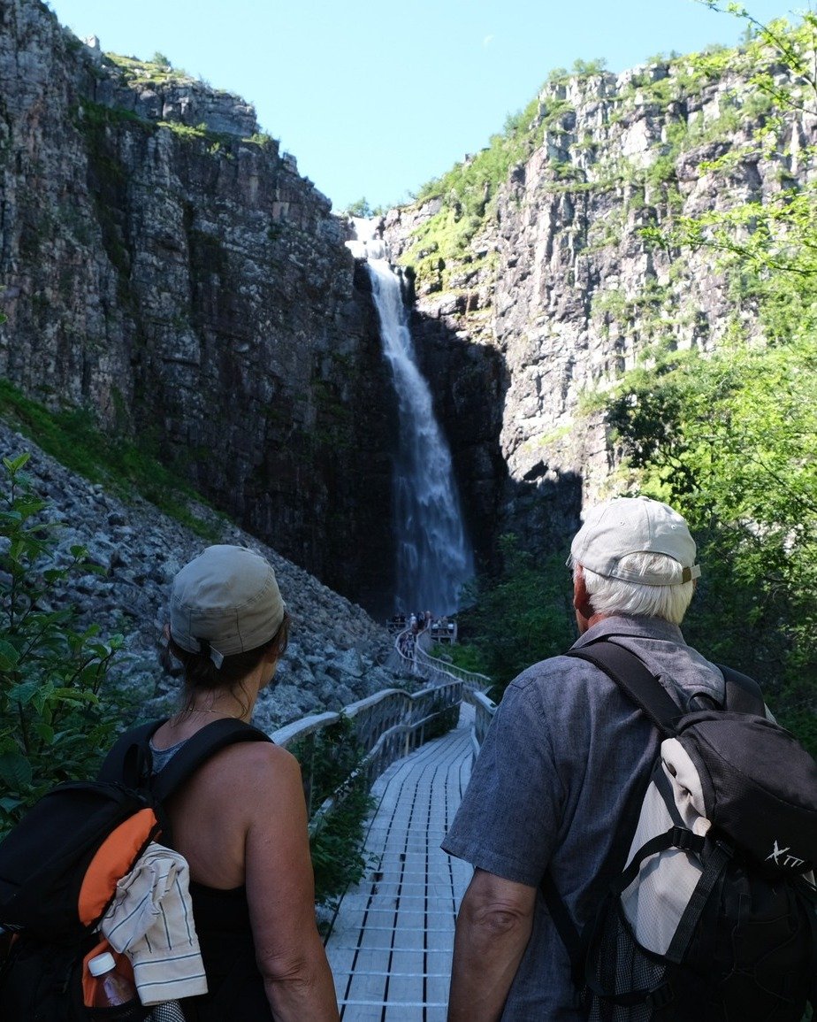 Veckans fj&auml;lltips &ndash; Njupesk&auml;r - Visste du att Sveriges h&ouml;gsta vattenfall ligger inom en perfekt dagsutflykt fr&aring;n Olarsg&aring;rden?

P&aring; ungef&auml;r 1 timme och 20 minuter med bil n&aring;r du Fulufj&auml;llets nation