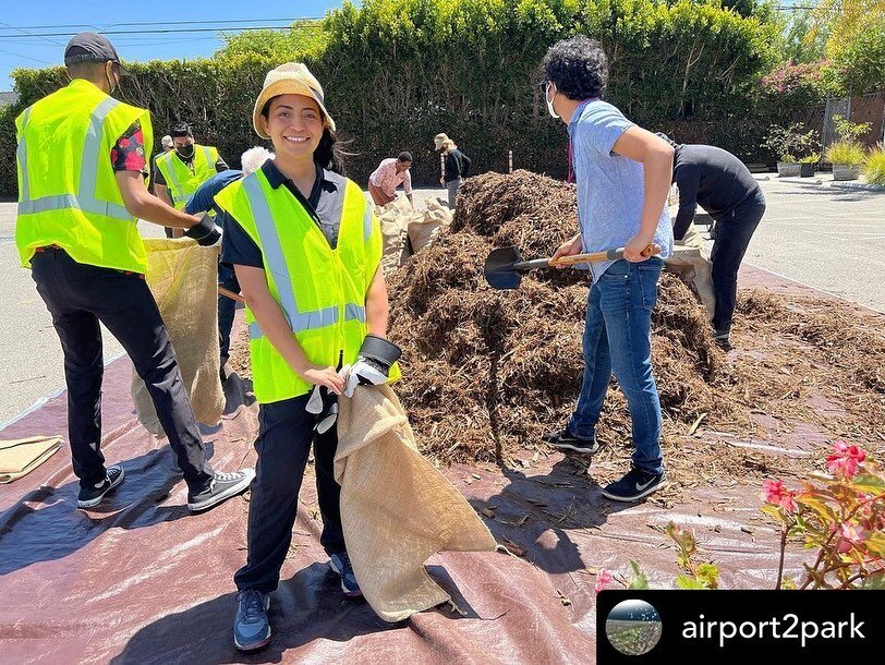 Thanks so much everyone for joining us for #pile2patio

We would love to see where did the sculpture end! Share us photos of how you are using mulch in your gardening. 💚🌱🤎

Repost @airport2park 
Pile 2 Patio, mulch sculpture by artist Maru Garc&ia