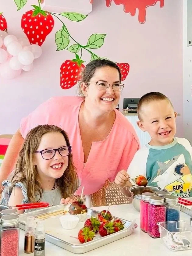 Mother & Children Enjoying dessert decorating workshop