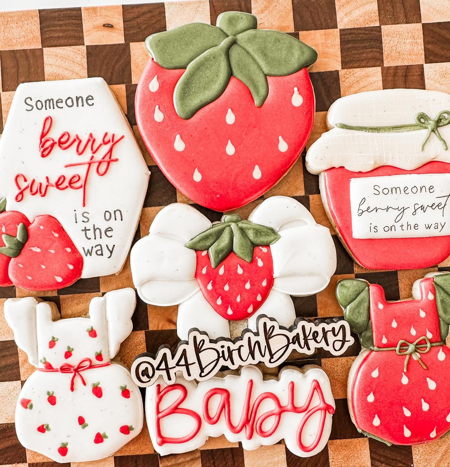 🍓🍓🍓 a berry sweet custom set - created with all natural food coloring!

#44birchbakery #mncookier #hmongbaker #cookieartist #allnaturalfoodcoloring #customcookies #berrysweet #babyshowercookies