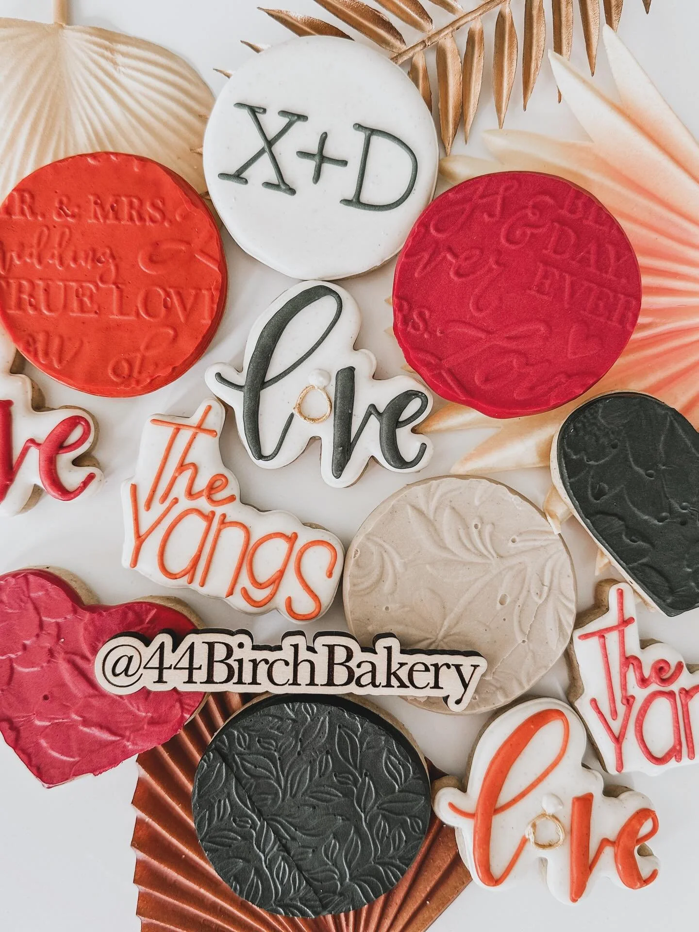 Celebrating love🧡
#customsugarcookies #mncookier #cookieartist #royalicingcookies #weddingcookies #customweddingcookies #homebaker #44birchbakery