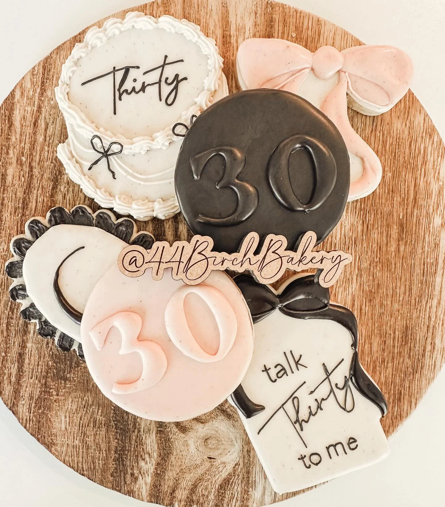 Sets from over the summer that never got uploaded!
#customsugarcookies #mncookier #cookieartist #cookieart #custombirthdaycookies #mnbaker #hmongbaker #graduationcookies #44birchbakery