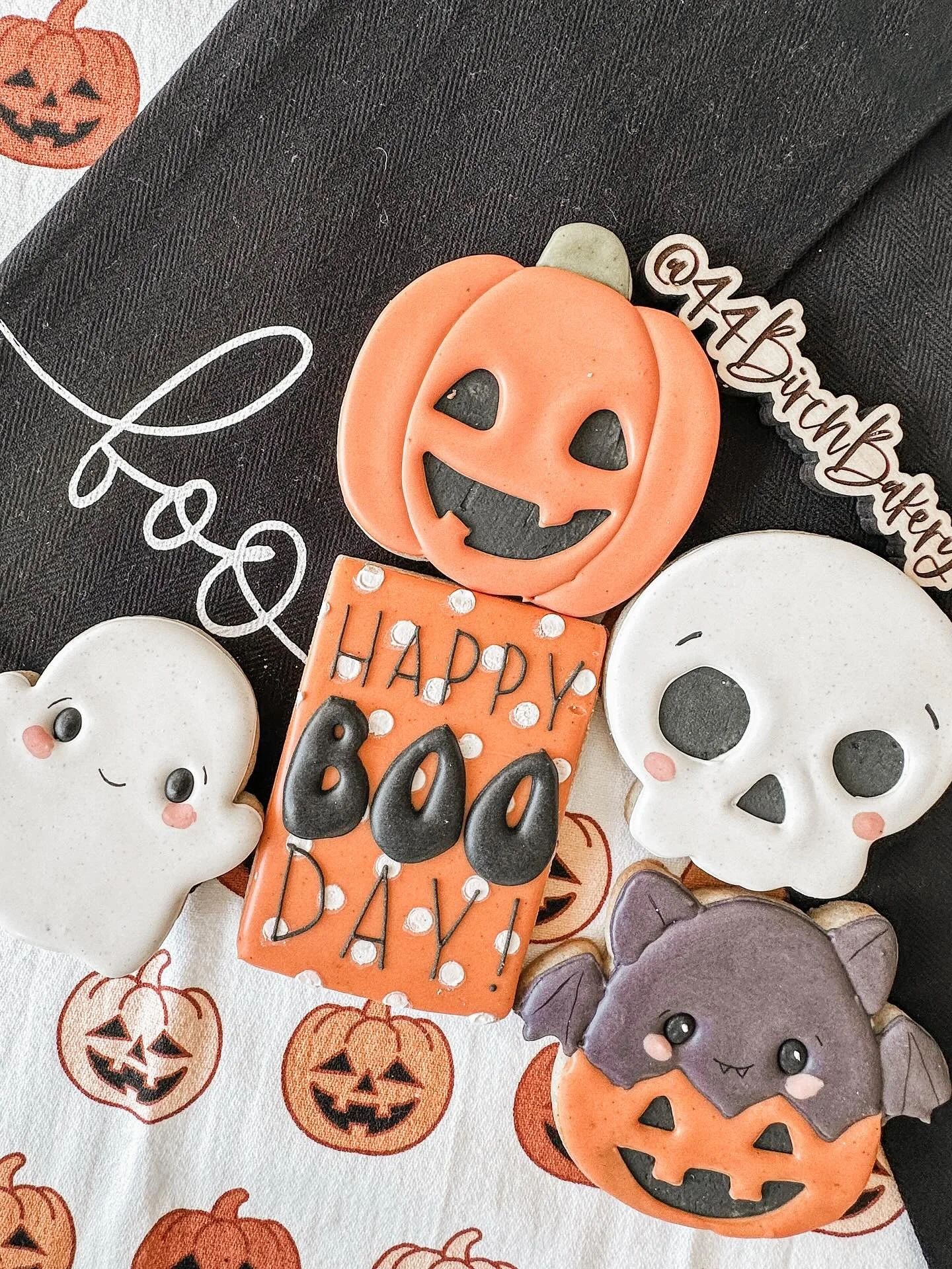 Spooky season is upon us!
#44birchbakery #custombirthdaycookies #customsugarcookies #mncookier #cookieart #cookieartist #halloweencookies #happyhalloween #mnbaker