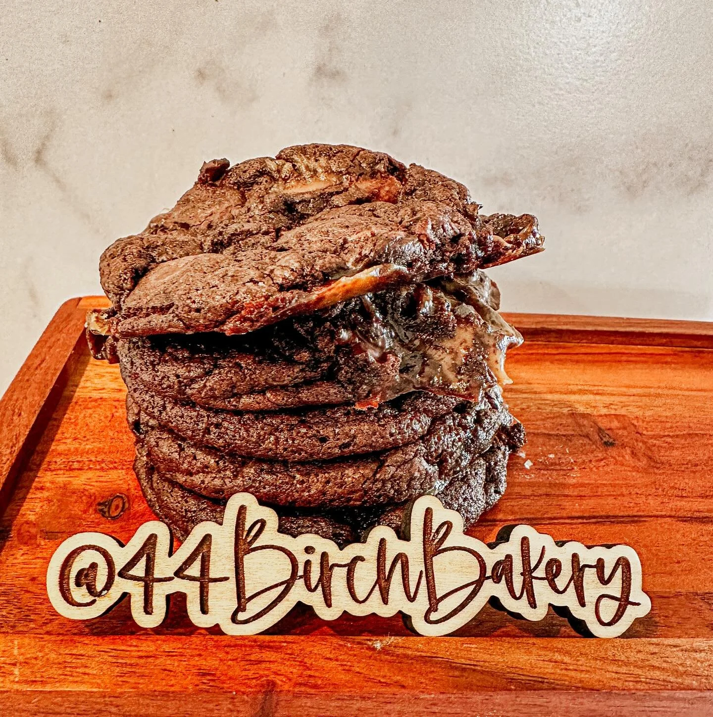 Dark chocolate. Caramel. Homemade toffee. All wrapped up into one brownie cookie. Our new favorite this season!

#browniecookies #toffeecaramel #holidaycookies #mnbaker #gourmetcookies #homemadecookies🍪 #mncookier #44birchbakery
