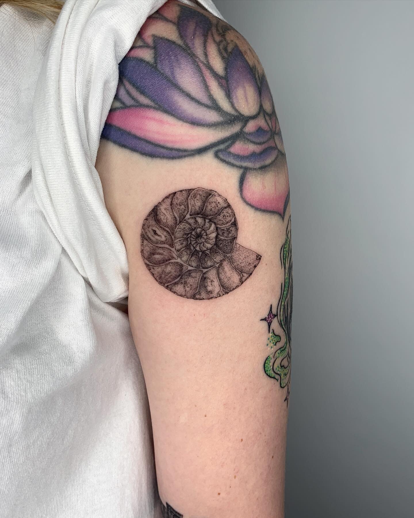 A fossil! A very cool relic of a sea creature 🌊 
The original caption for this post was &ldquo;Fossil!!! R cool&rdquo; that I made last night while fighting NyQuil &hellip;
Booking flash only through link in bio 🙂 
//
//

#tattoo #tattooed#tattooed