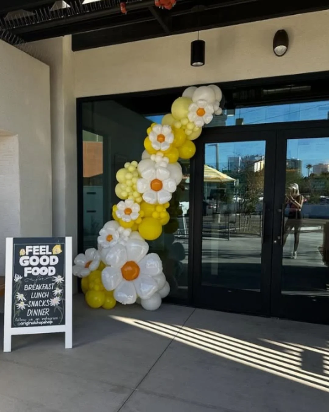 Daisy Balloon Garland