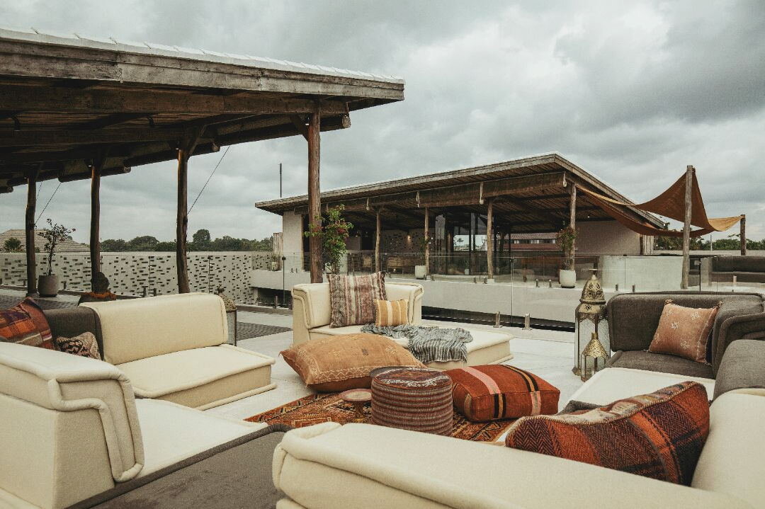 the rooftop at @theturiyabali holds space for social gatherings and wellness, with cosy outdoor seating areas and a yoga shala.

#rooftop #holidays #outdoorliving #outdoorlife #tropicalhouse #morrocan #vacationhome #outdoordecor #outdoordesign #homea