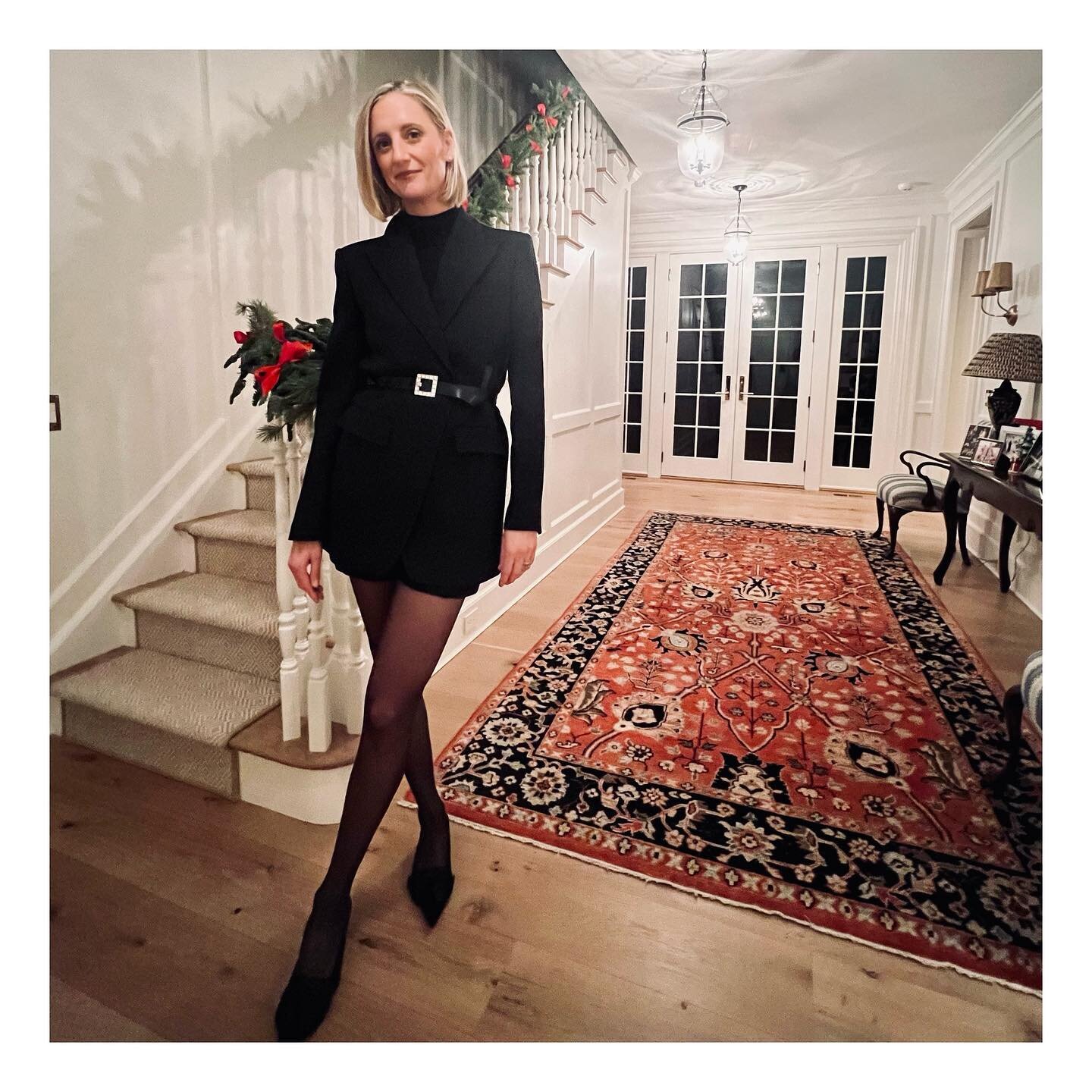Ladies Holiday🎄cocktails 🍾&hellip; Turned my blazer into a mini dress, added a 💎 belt, sheer tights and a bow kitten heel. Shorts underneath too! 
#fashion #fashionstylist #partyfashion #outfitinspo #outfitinspiration #outfitpost #ootd