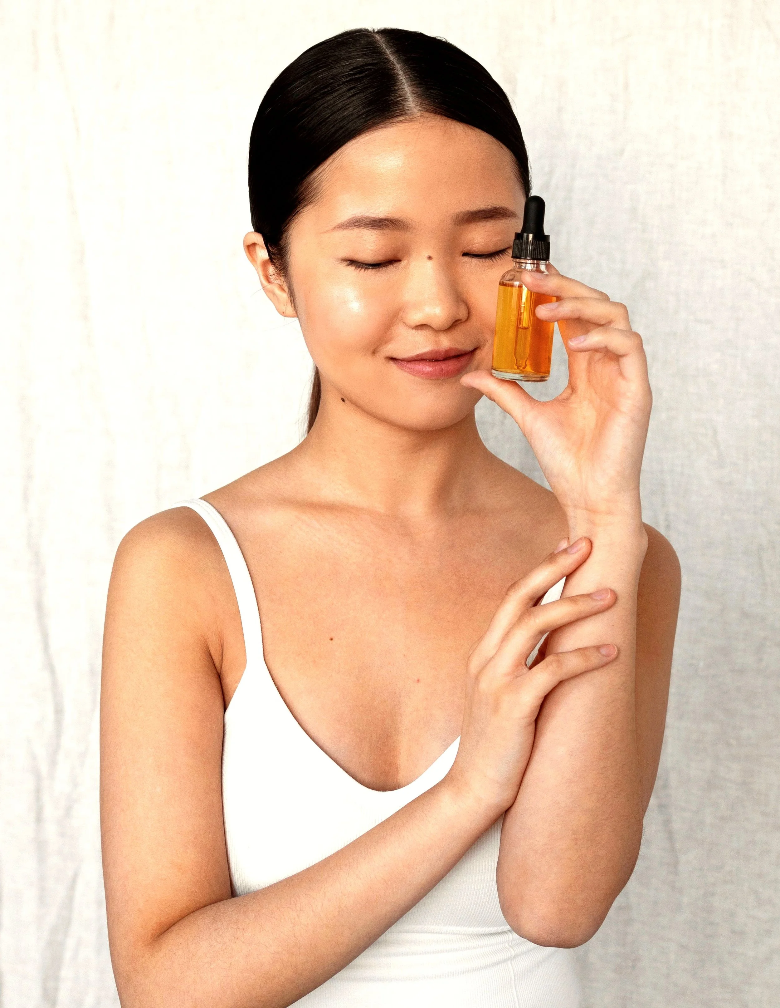 Nourishing body oil for glowing skin, made with natural ingredients that hydrate and enhance skin's radiance. Perfect for achieving a smooth, luminous complexion and locking in moisture.