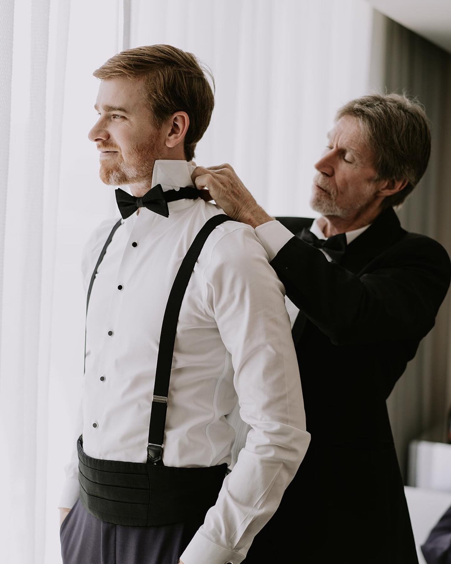 I feel like I don&rsquo;t share enough groomsmen getting ready&hellip; so here is couple for the boys 🤍 #miamiweddingphotographer #weddingphotography #palmbeachweddingphotographer #vizcayawedding #villawoodbinewedding #rustypelicanwedding #spanishmo