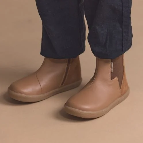 PRETTY-BRAVE-AW26-Big-Kids-Electric-Boot-Tan-Campaign-b-WEB-JPG.jpg