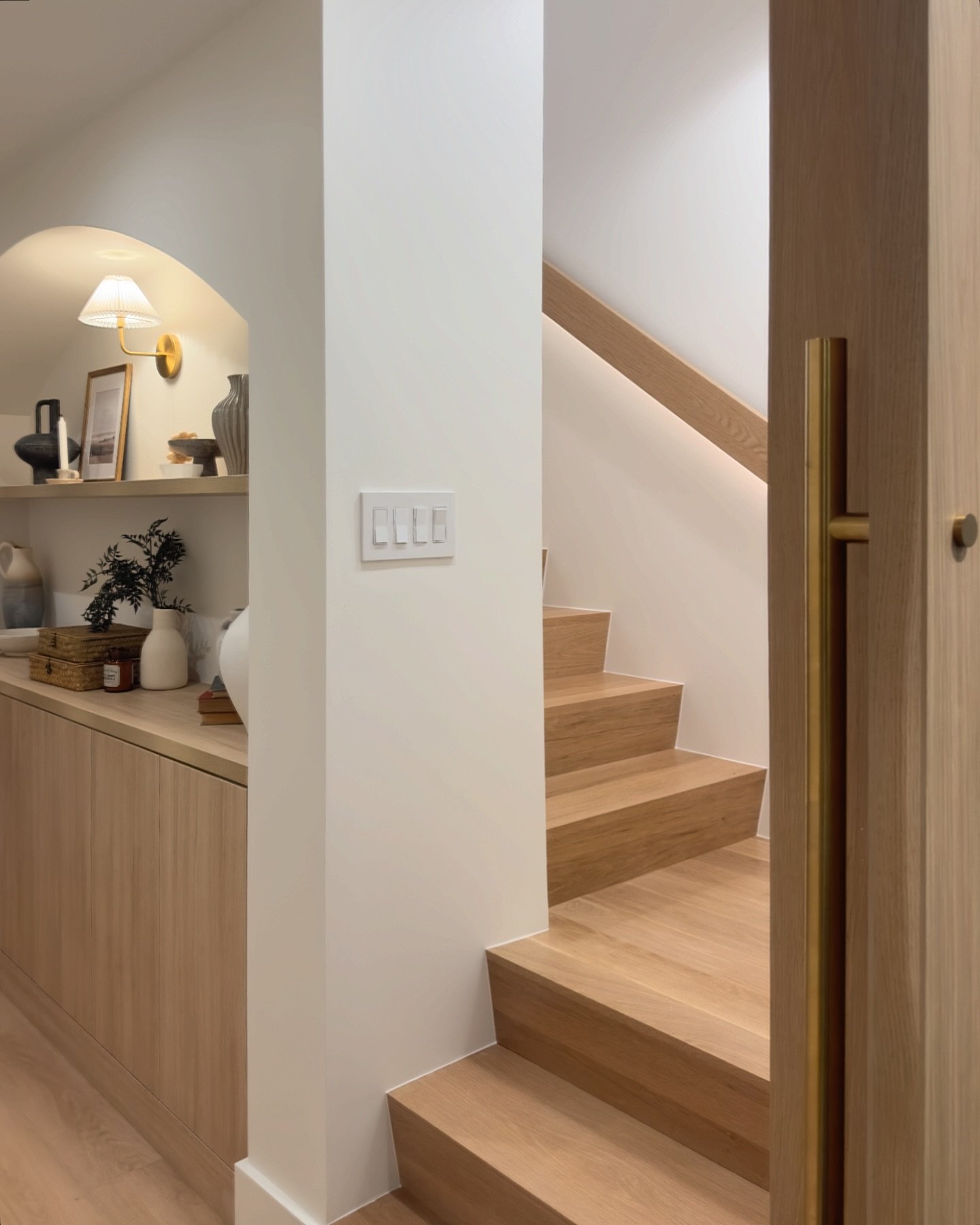If you could redesign any room in your home right now, which would it be? 

#interiorstying #homeinsporation #modernstairs #homedecorating #neutraldecor #homedecorideas #interiordecorating #edesigner #oakvillehomes #oakvilleinteriordecorator