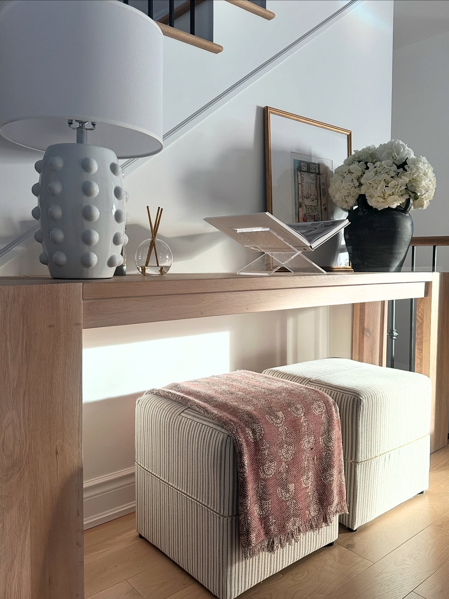 There&rsquo;s a little secret hidden in this photo&hellip; 👀 
Can you spot it?

 👇

That table lamp isn&rsquo;t plugged in because there&rsquo;s not outlet on this wall! But I still wanted the cozy, finished look a lamp brings (especially when styl