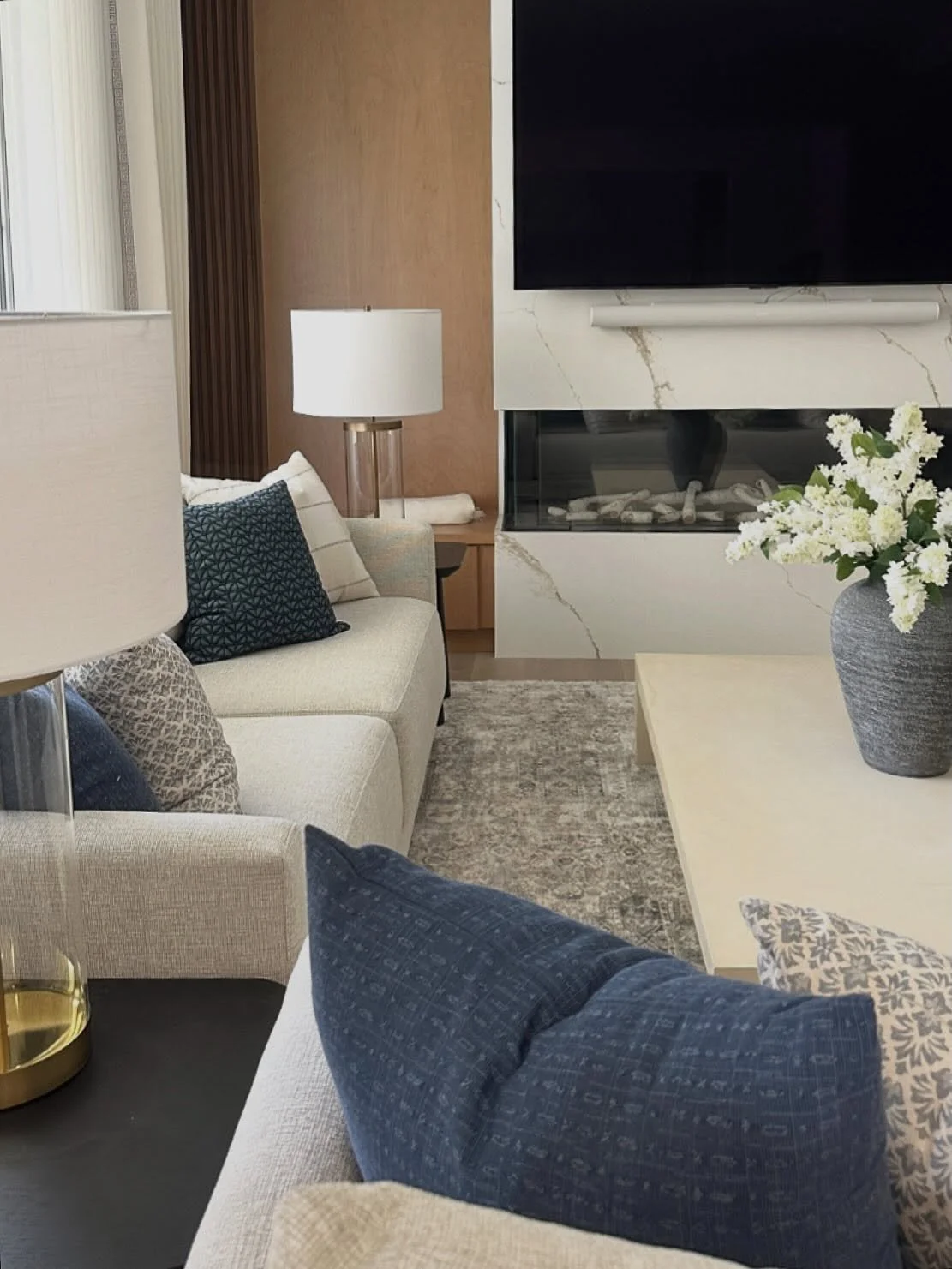 Happy Monday ✨ A space that still feels just as good as it looks -soft layers, warm tones, and effortless details throughout.

A little moment for Project Klees 🤍