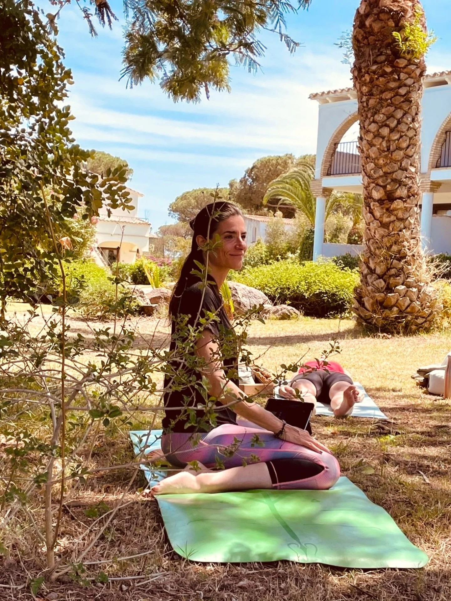 Gerne denke ich noch an diesen Moment zur&uuml;ck.

Yoga unter Palmen.
Warmes Licht.
Und diese besondere Tiefe und Verbundenheit, die in unserer Gruppe entstand, als wir gemeinsam f&uuml;r ein paar Tage aus dem Alltag ausgestiegen sind.

Sardinien 20