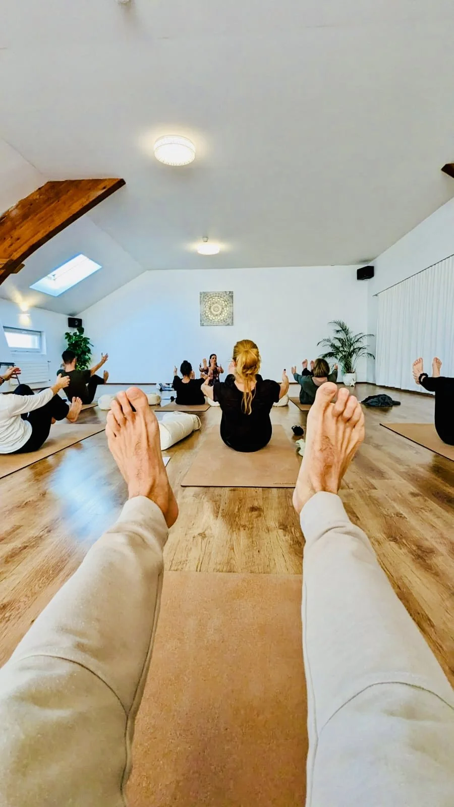 Beine und weitere Personen in einer Yoga Pose