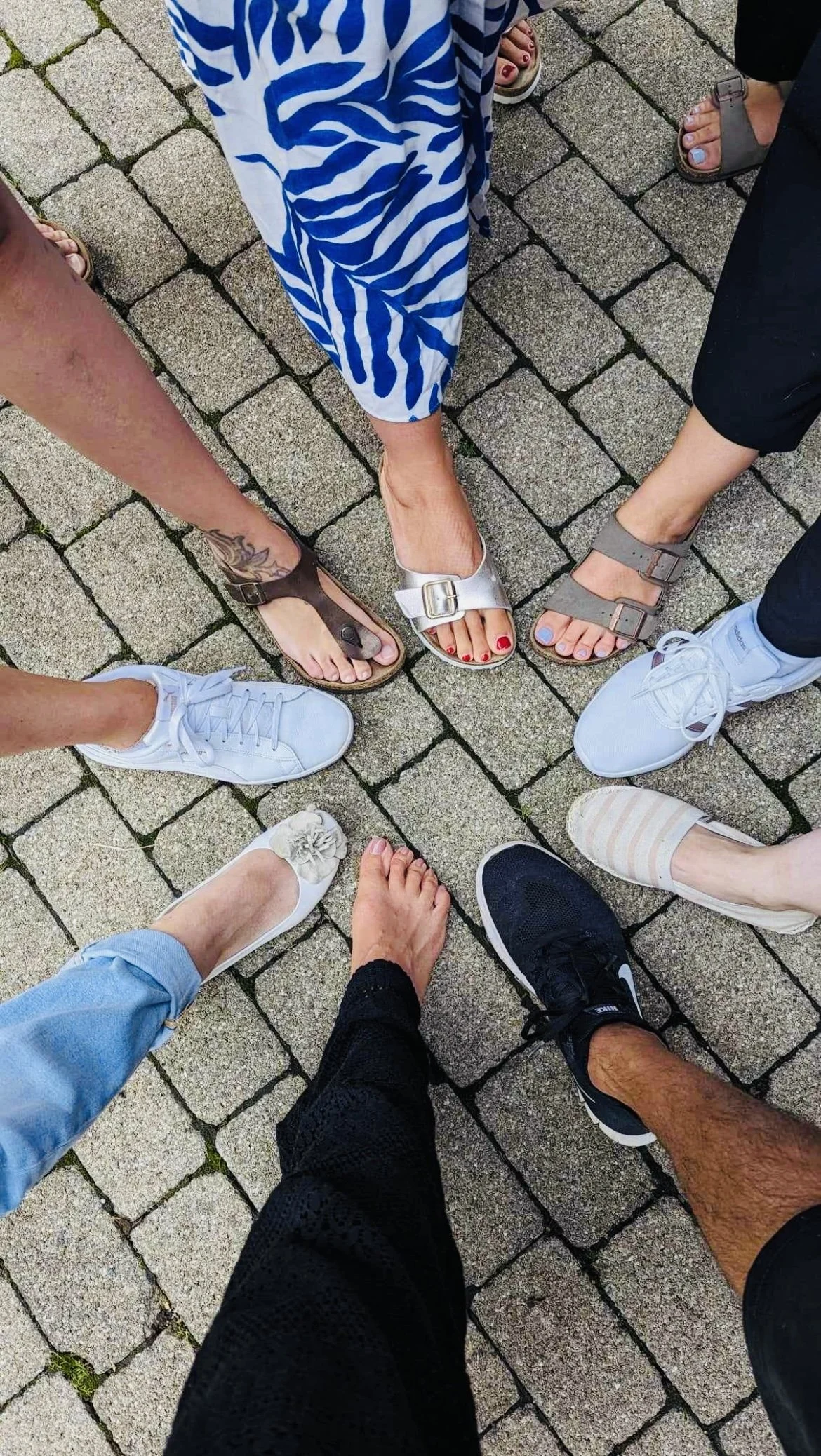 Füße stehen in einem Kreis