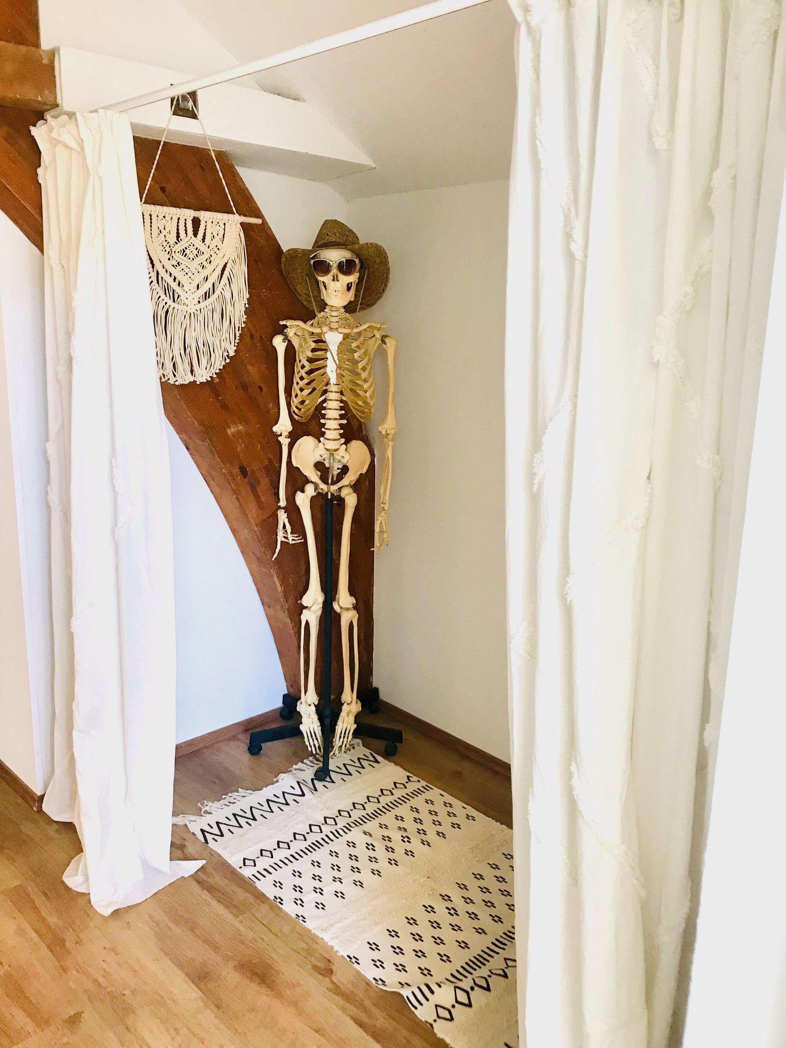 Halloween Dekoration mit Skelett