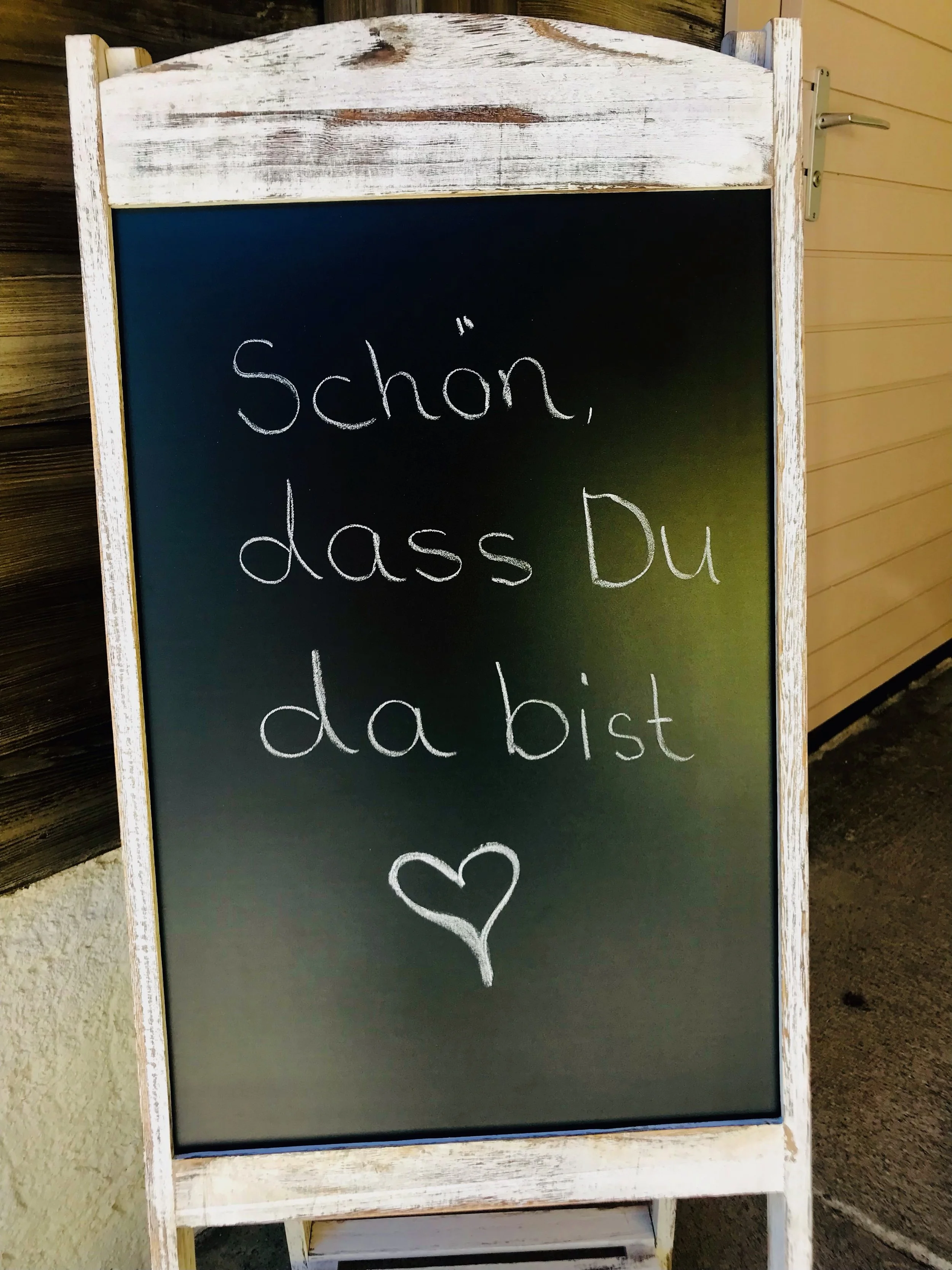 Schild mit Aufschrift "Schön, dass du da bist"