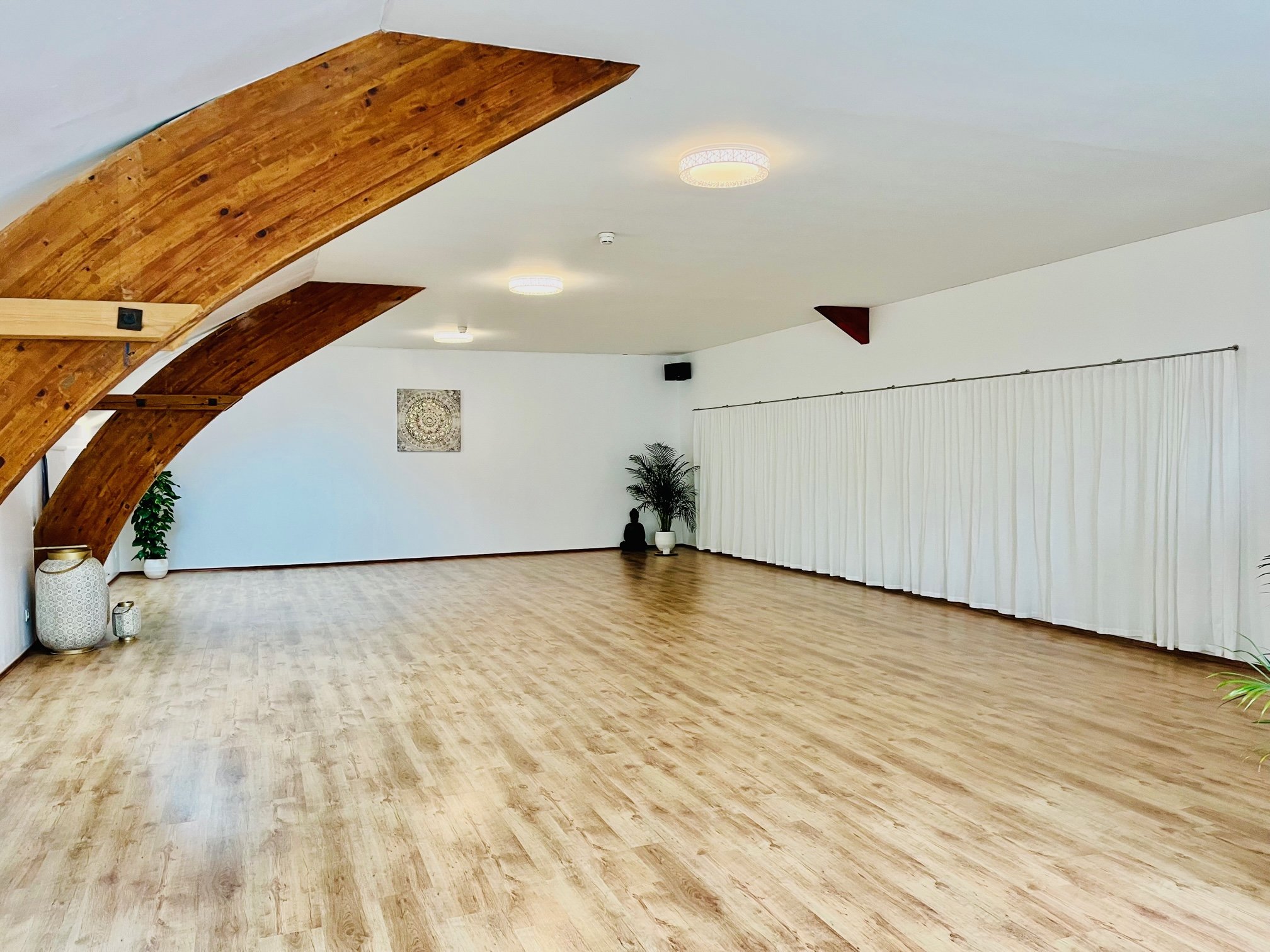 Raum mit Holzboden für Kurse