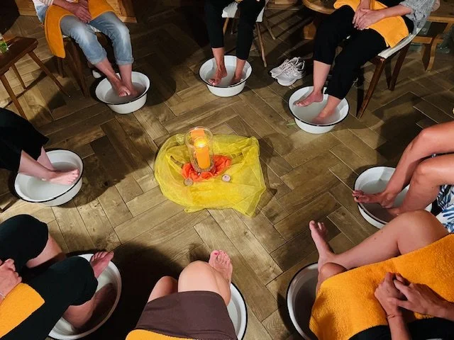 Fußbad mit einer Kerze in der Mitte