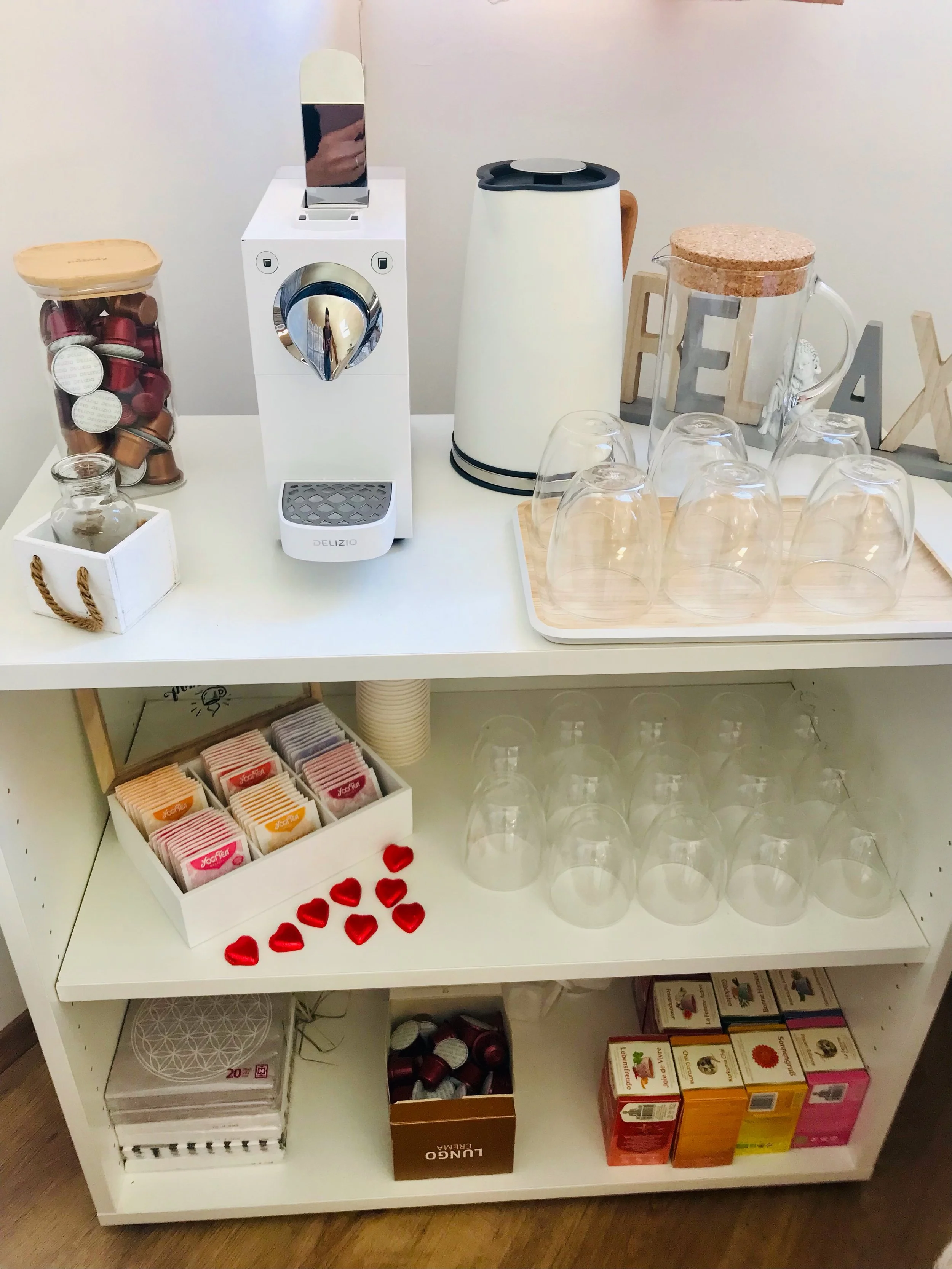 Regal mit Utensilien für Tee