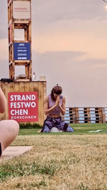 Gebetspose im Freien