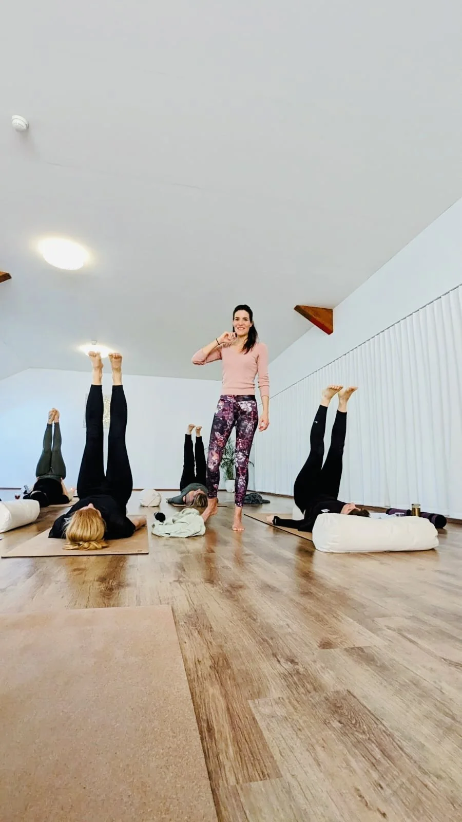 Yogalehrerin und Schüler in einer Yogapose