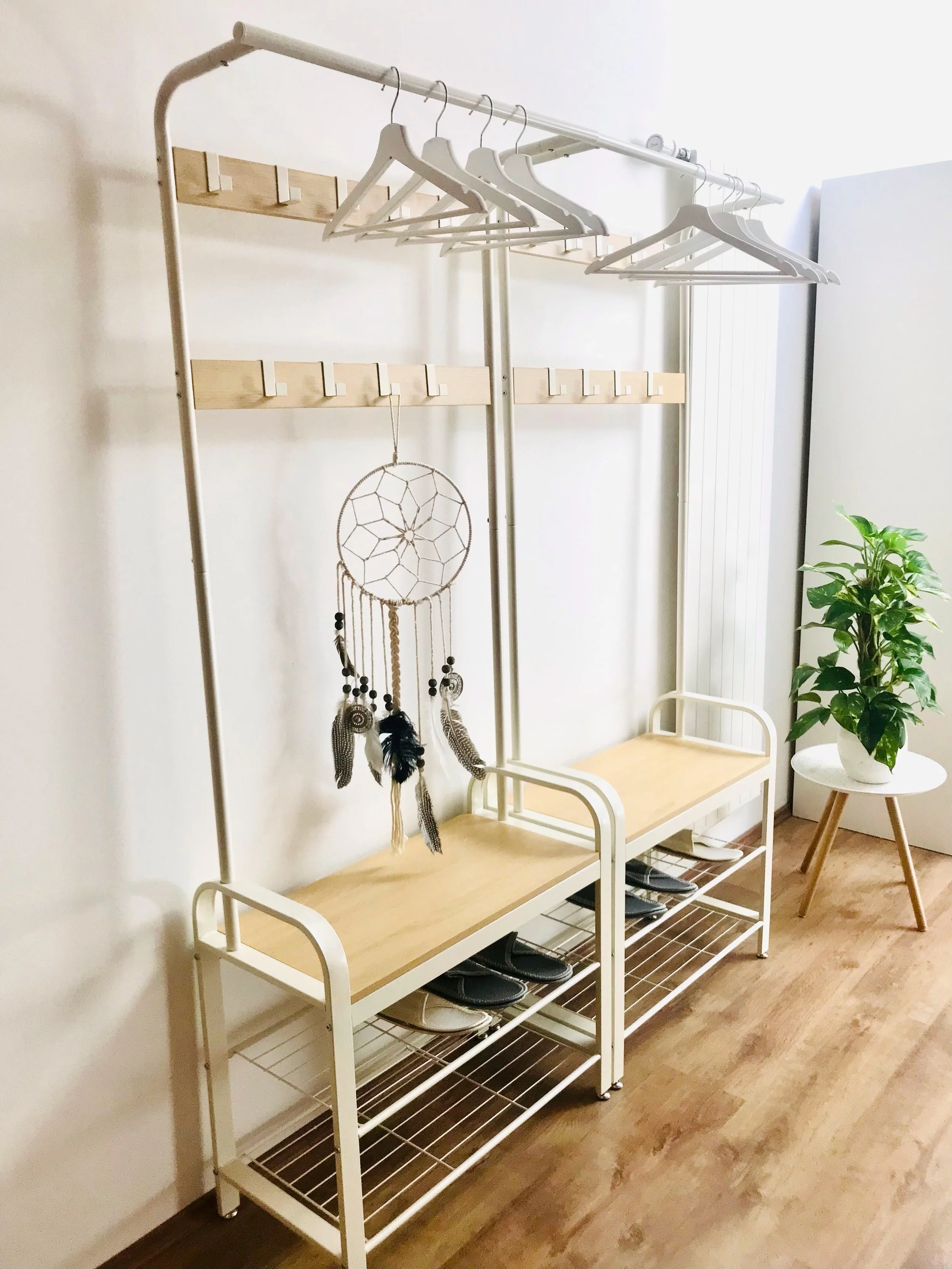 Garderobe im Eingangsbereich des Yoga Zentrums