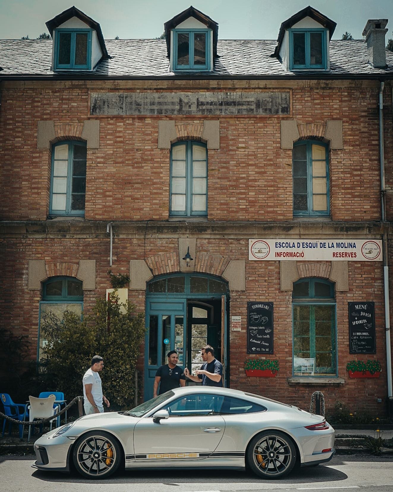 Pit stop.
&bull;
#PyreneesGrantour #Porsche #911GT3 #GT3Touring #Weissach #MadeInFlacht