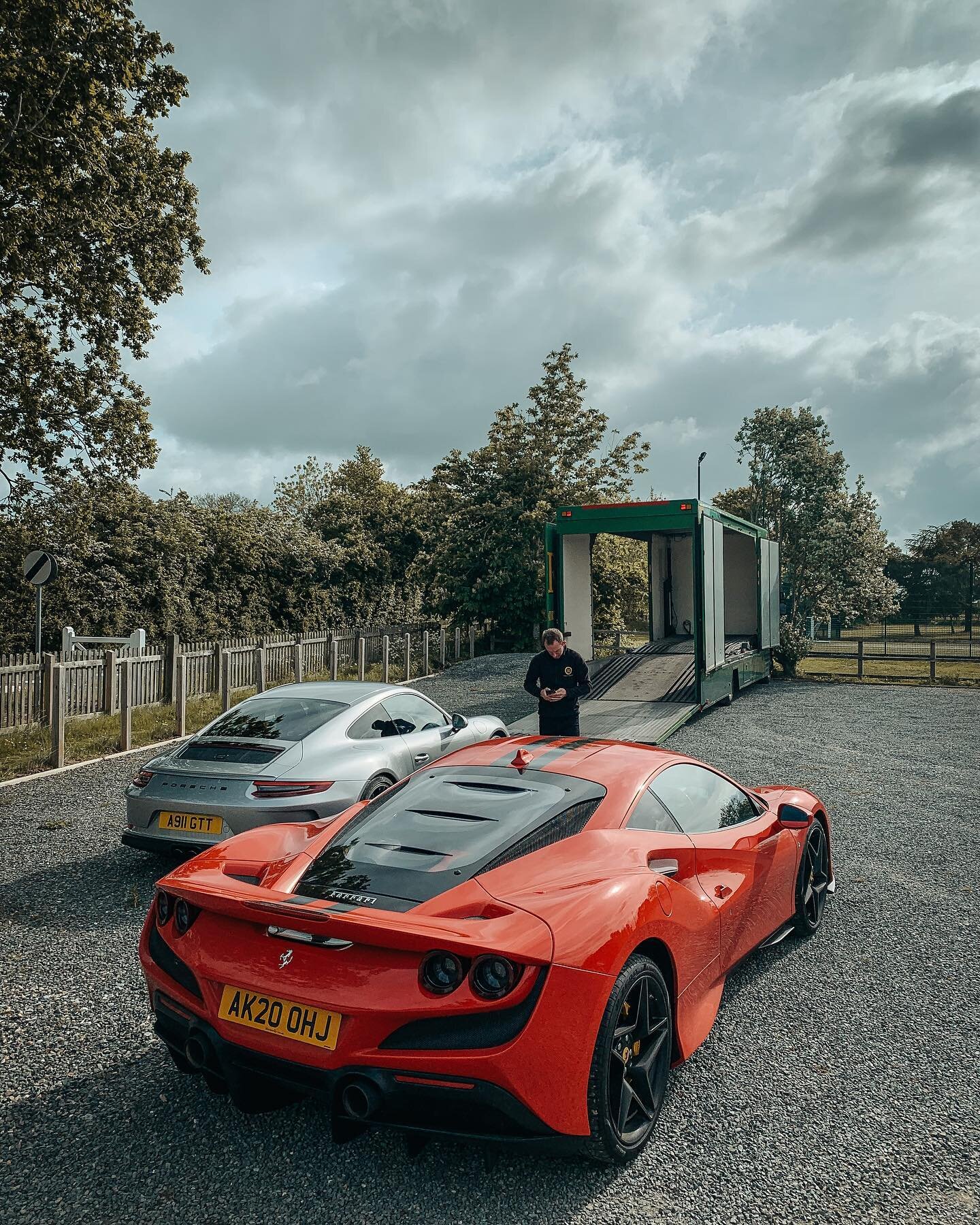 And so it begins. First couple of cars being loaded up for our #PyreneesGrantour. Feels good to be back out doing these Tours again.
&bull;
#ClubMulholland @clubmulholland #Porsche #Porsche911GT3 #Ferrari #FerrariF8Tributo #911GT3