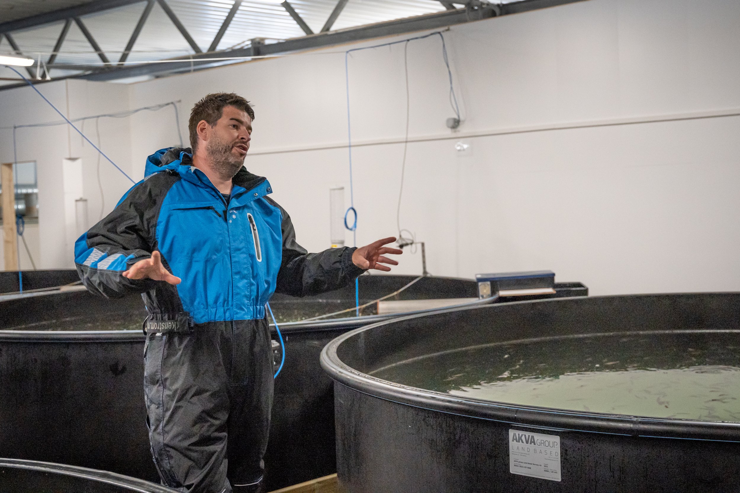Kristian i dialog med Vest Aqua Base, foran fiskekar