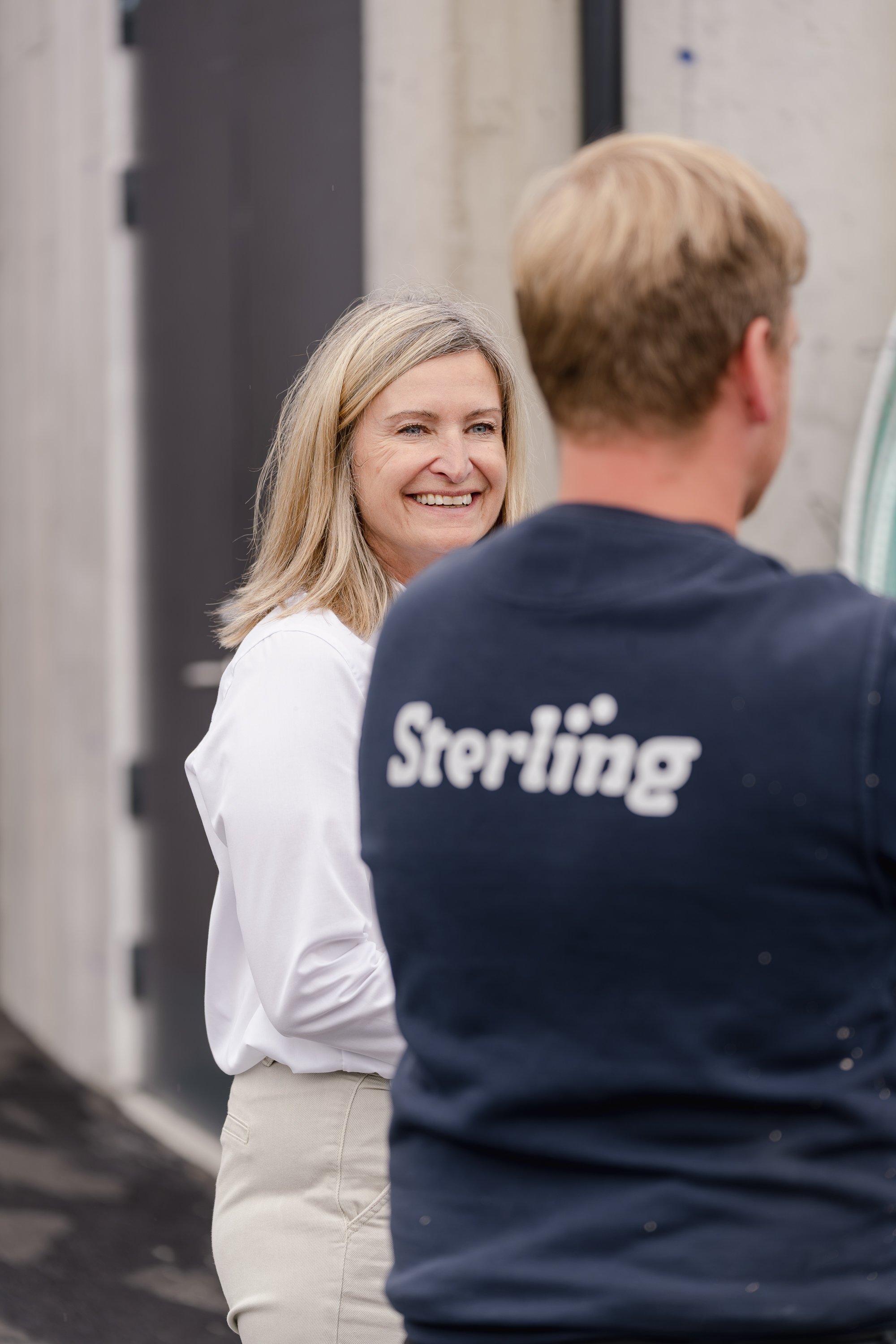 Tone Tomassen fra Litus Akva i samtale med Åsmund Holten fra Sterling Halibut på Imsland.