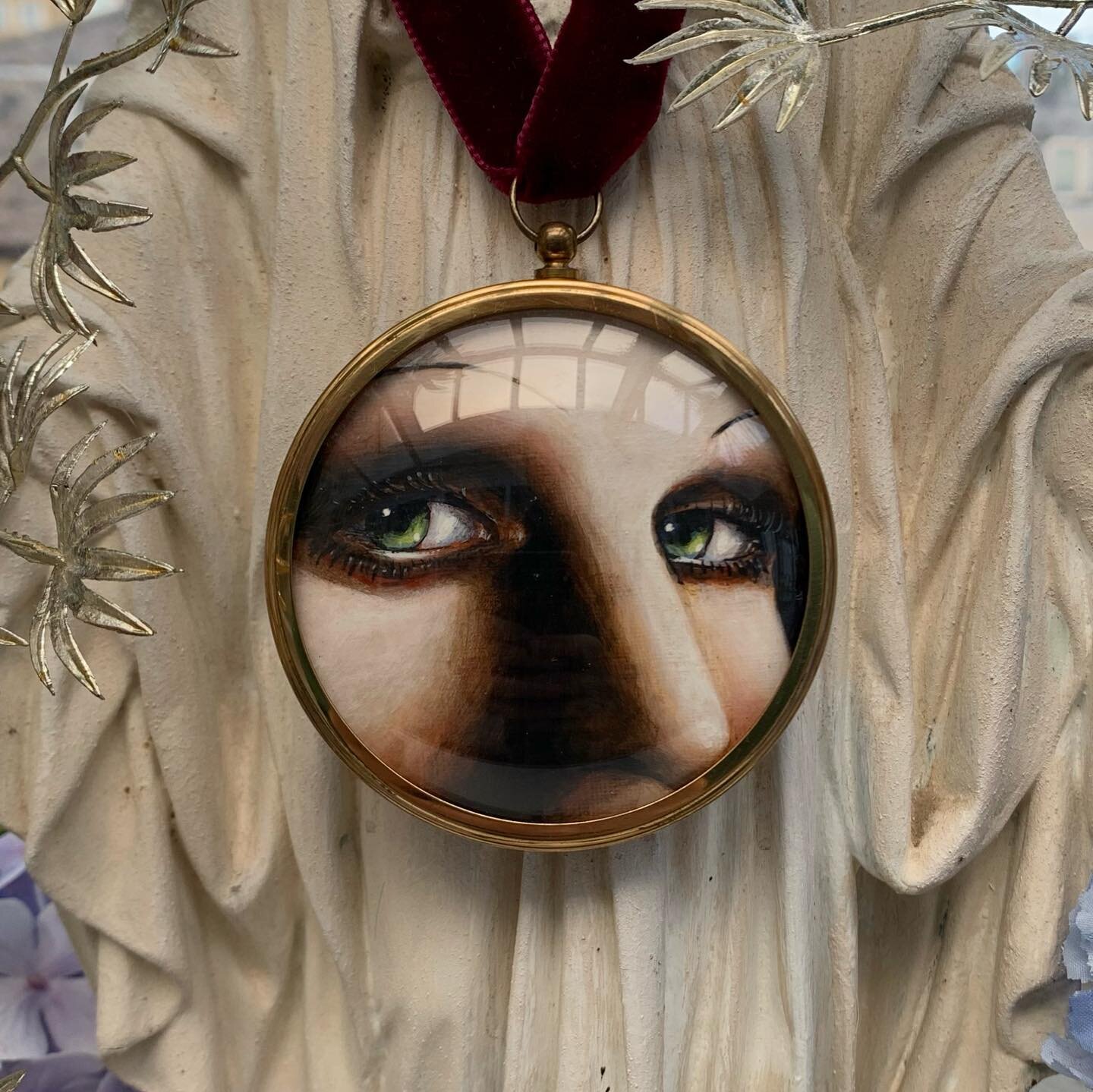 &ldquo;Cordelia&rdquo;

In this Antique Georgian domed glass frame lies a partial portrait inspired by a scene from &ldquo;Velvet Goldmine&rdquo; Where Jack Fairy contemplates his evening in a compact mirror. Painted in acrylic on canvas, the gold fr