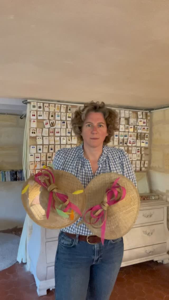 Présentation du chapeau modèle Clara en doré bronze.
#chapeau #capeline #chapeauxcyrianedetrogoff #mariage #modiste #surmesure #doré #bronze artisan #faitmain