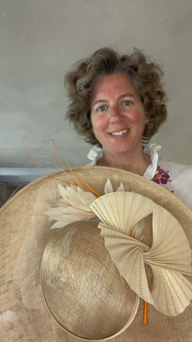Le chapeau Charlotte avec une calotte
#capeline
#fashion
#mode
#surmesure
#chapeau
#midiste
#mariage
#chapeauxcyrianedetrogoff